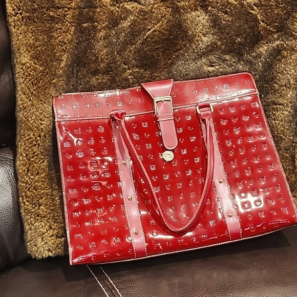 Arcadia Handbags - ARCADIA PATENT LEATHER PURSE